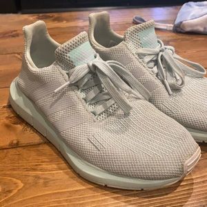 Adidas swift run women’s shoes